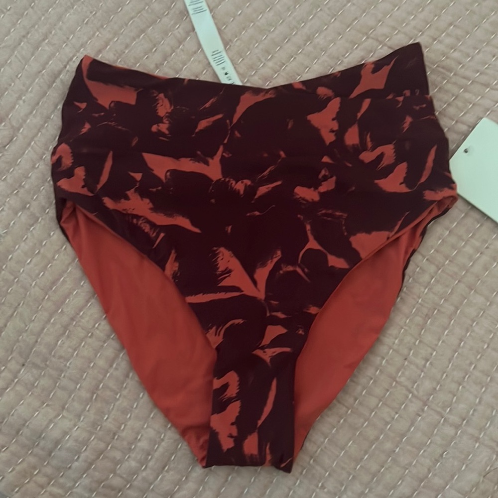 lululemon tide to tide swim bottom.